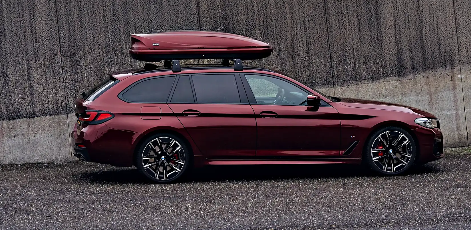 BMW 5 Touring met dakkoffer gespoten in Aventurinrood